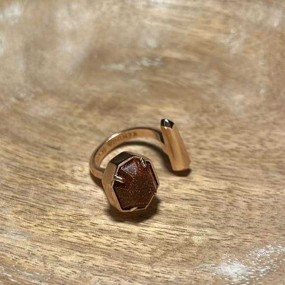 Kendra Scott Theodore Ring - Shiny Orange Goldstone - Picture 4 of 14